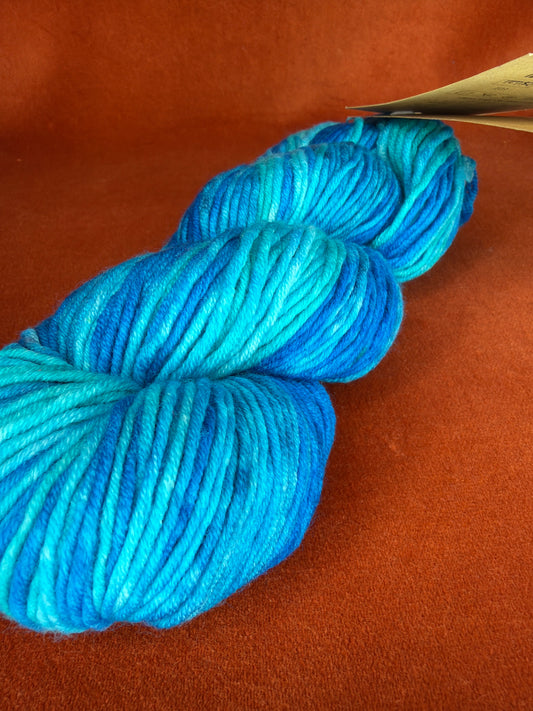1 Hank Monokrom Worsted by Urth Yarns Color 4057 Lot 28621 (Ocean Blues) close up