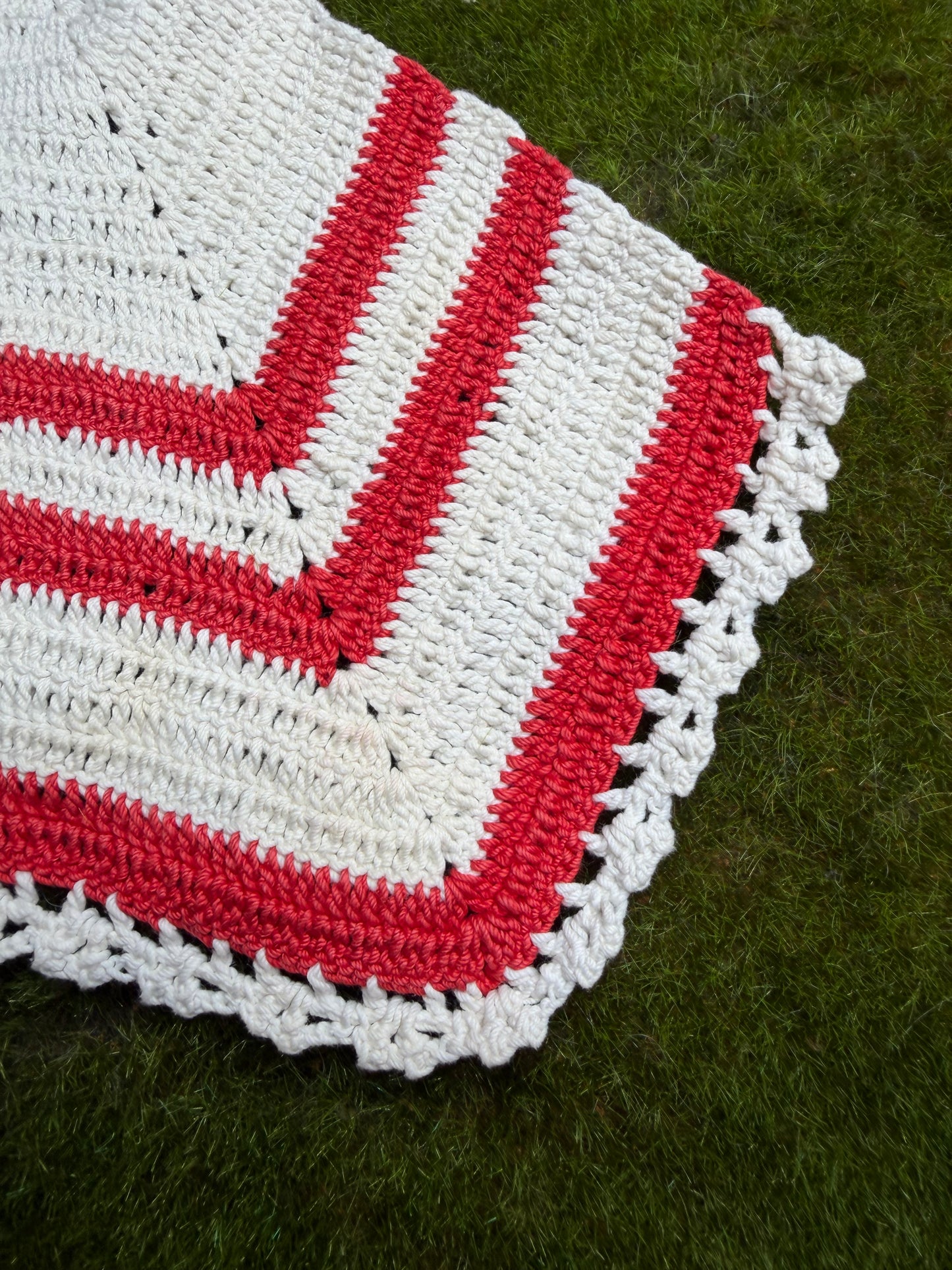 Vintage Crochet Pot Holder Red Stripe Triangle close up