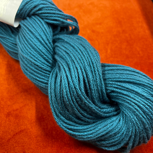 Cascade Avalon yarn in Teal (Color 31), 1 hank of aran weight cotton-acrylic blend yarn. close up color