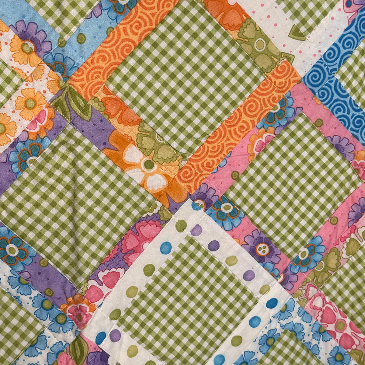 VINTAGE Handmade Y2K Green Gingham Lap Quilt 43"x43' close up 